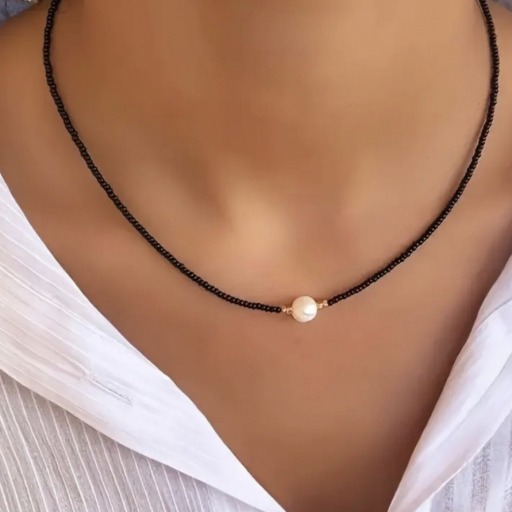 Elegant Black and White Pearl Necklace